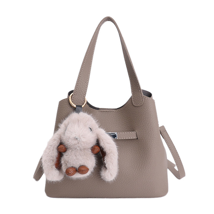 Damen Handtasche im modernen Design mit einzigartigem Plüschanhänger Nord Taschen