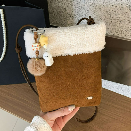 Damen Umhängetasche aus weichem Wildleder mit verspieltem Plüschkragen Nord Taschen