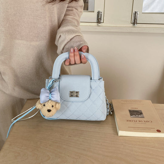 Damen Handtasche mit verspieltem Design und charmanten Anhänger Nord Taschen