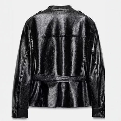 Damen Taillierte Wildlederjacke im Military‑Look mit Stehkragen, aufgesetzten Pattentaschen und verdeckter Knopfleiste Nord Taschen