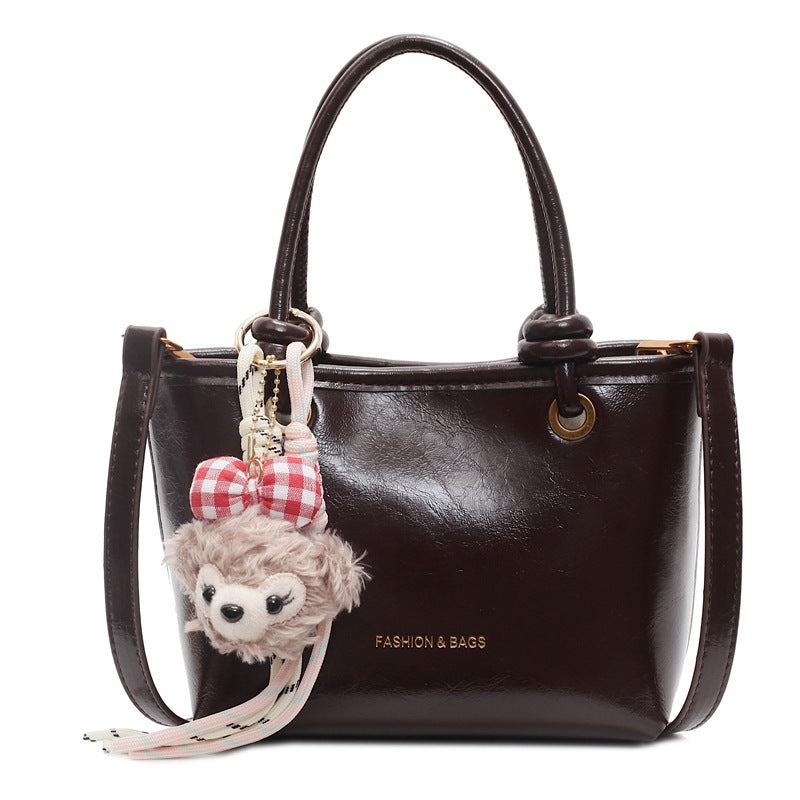 Damen Handtasche mit verspieltem Plüschanhänger Nord Taschen