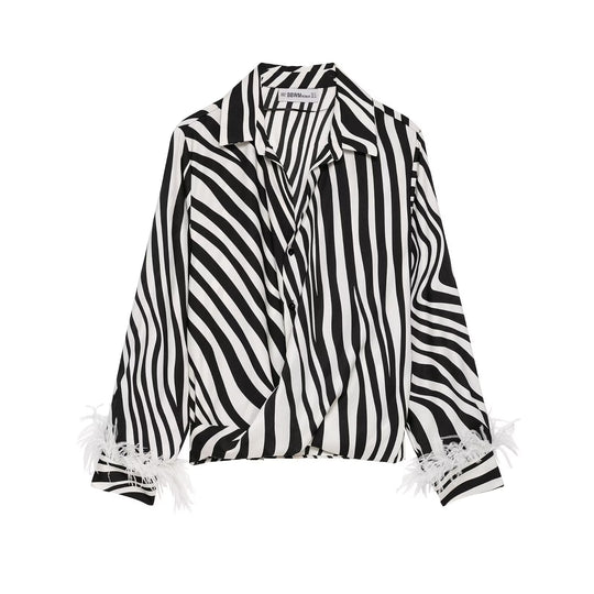 Damen Seidige Oversize-Bluse mit Zebra-Streifen und Federbesatz Nord Taschen