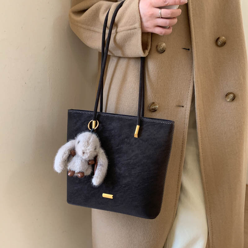 Damen modische Schultertasche aus hochwertigem Kunstleder mit verspieltem Plüschanhänger Nord Taschen