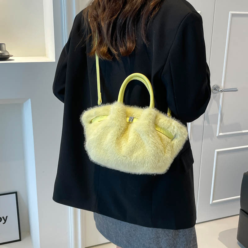 Damen Umhängetasche mit kuscheligem Fell-Design Nord Taschen