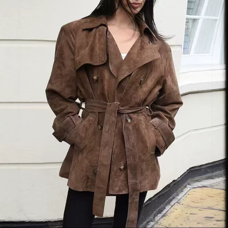 Damen Kurzer Wildleder-Trenchcoat mit Doppelreihe und Taillengürtel Nord Taschen