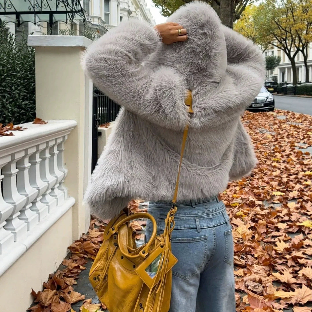 Damen Kurzblouson aus langfaserigem Shaggy‑Faux‑Fur mit hohem Schalkragen und klarer Boxy‑Silhouette Nord Taschen
