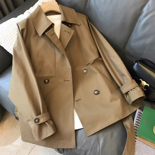 Damen Kurzgeschnittener Trenchcoat mit doppelreihiger Knopfleiste, Sturmklappe und Taillengürtel Nord Taschen