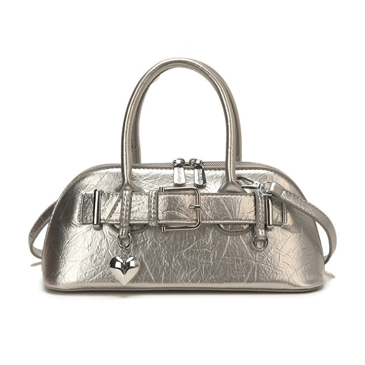 Damen-Handtasche mit schickem Metallic-Lackfinish und dekorativem Herzanhänger Nord Taschen