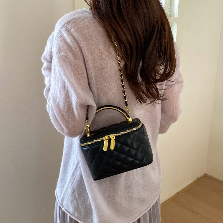Damen Mini-Handtasche mit goldfarbenem Kettenakzent und strukturiertem Design Nord Taschen