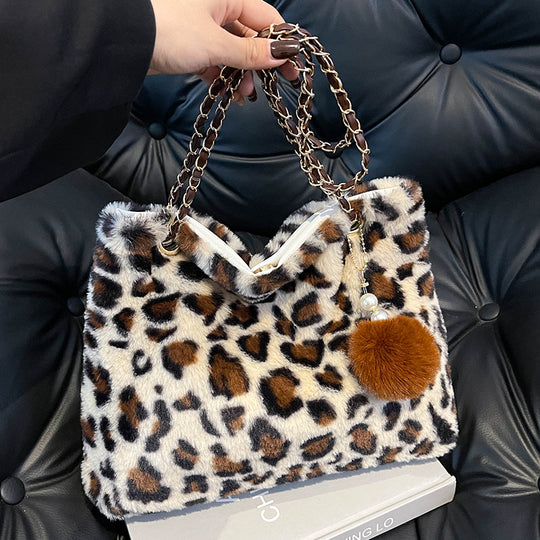 Damen Hobo-Handtasche mit weichem Leopardenstoff und auffälligem Kettenhenkel Nord Taschen