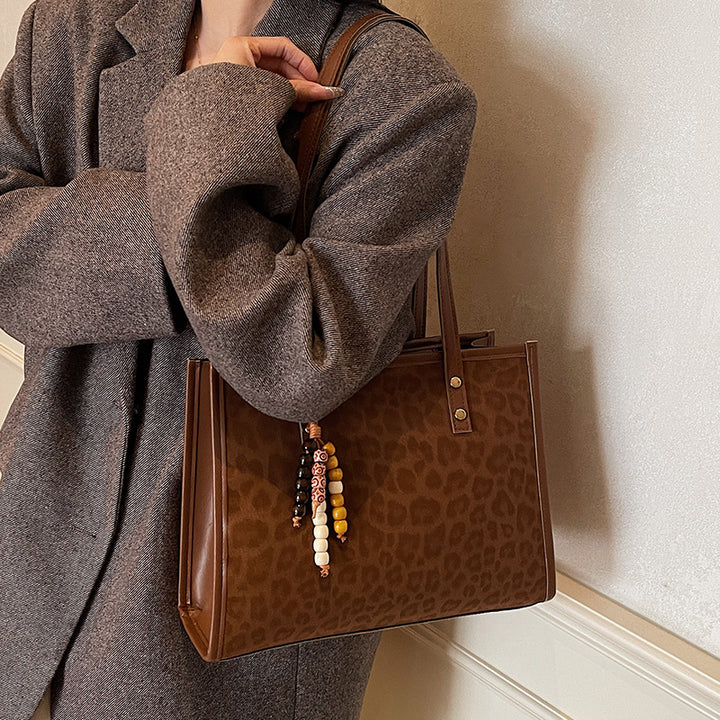 Damen Umhängetasche mit modernem Leopardenmuster und praktischen Details Nord Taschen