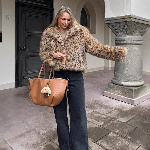 Damen Kurze Kunstpelzjacke im Leo-Muster mit kastiger Silhouette und weitem Kragen Nord Taschen