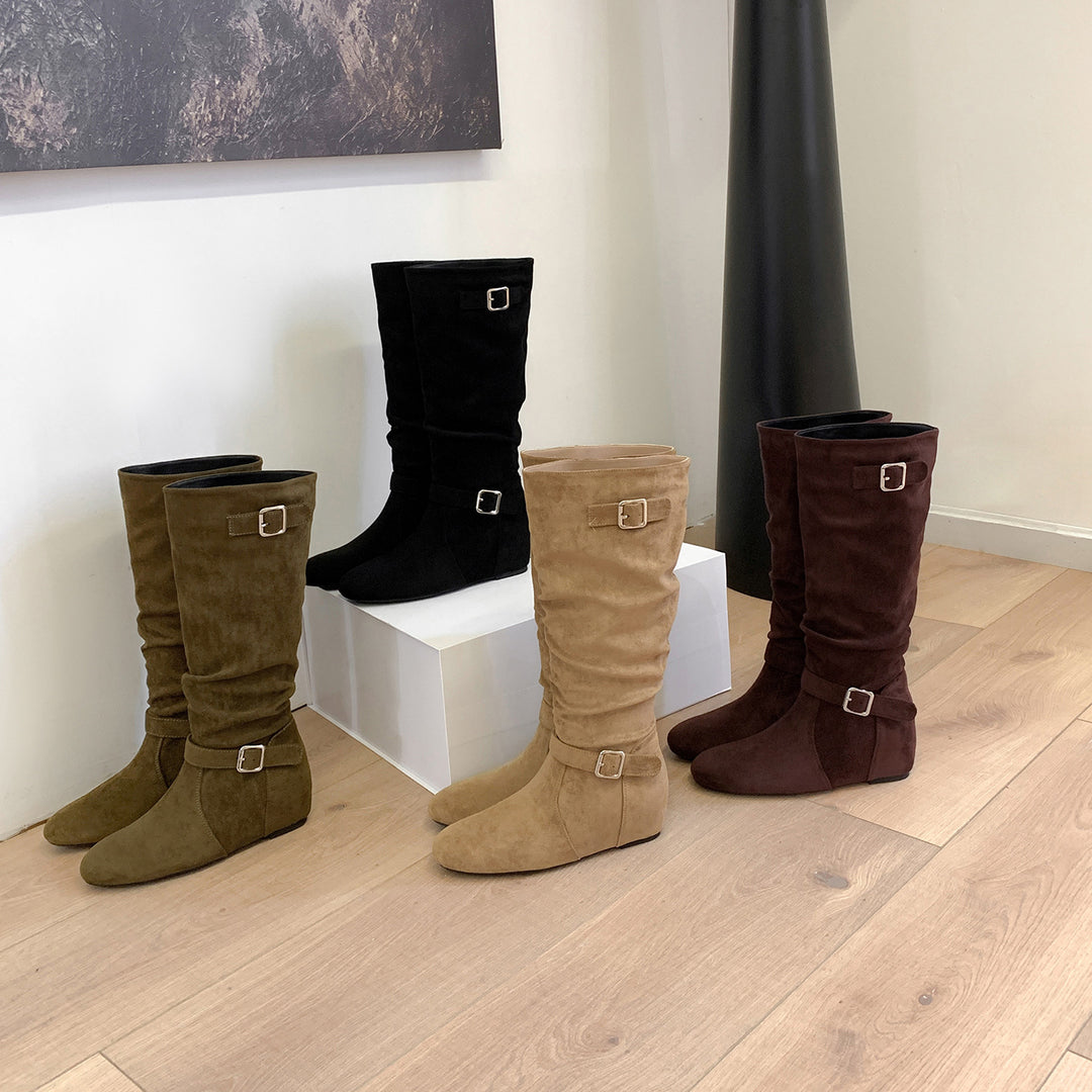 Damen Kniehohe Veloursleder-Slouchstiefel mit verstellbaren Zierriemen und flacher Keilsohle Nord Taschen