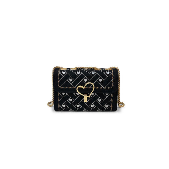 Damen Clutch mit elegantem Herzverschluss und verzierter Kette Nord Taschen