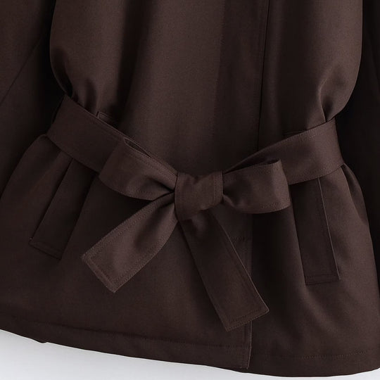 Damen Kurze Cape-Trenchjacke mit Stehkragen, Schulterriegeln und Bindegürtel Nord Taschen