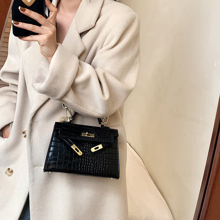 Damen Handtasche im luxuriösen Krokodil-Look mit goldenen Details | Nord Taschen