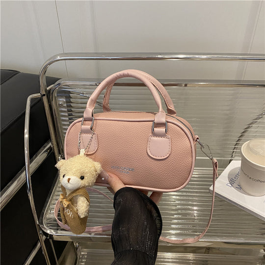 Damenschultertasche mit modernem Design und verspieltem Plüschanhänger Nord Taschen