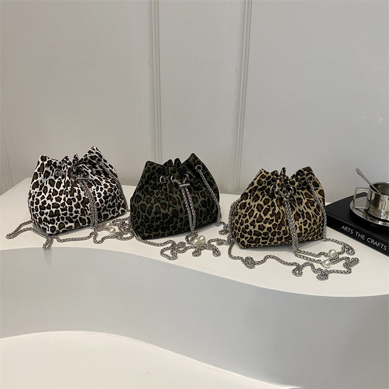 Damen Beuteltasche mit animalischem Design und stilvollem Kettenakzent Nord Taschen