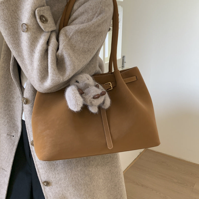 Damen modische Handtasche mit bezauberndem Plüschanhänger Nord Taschen