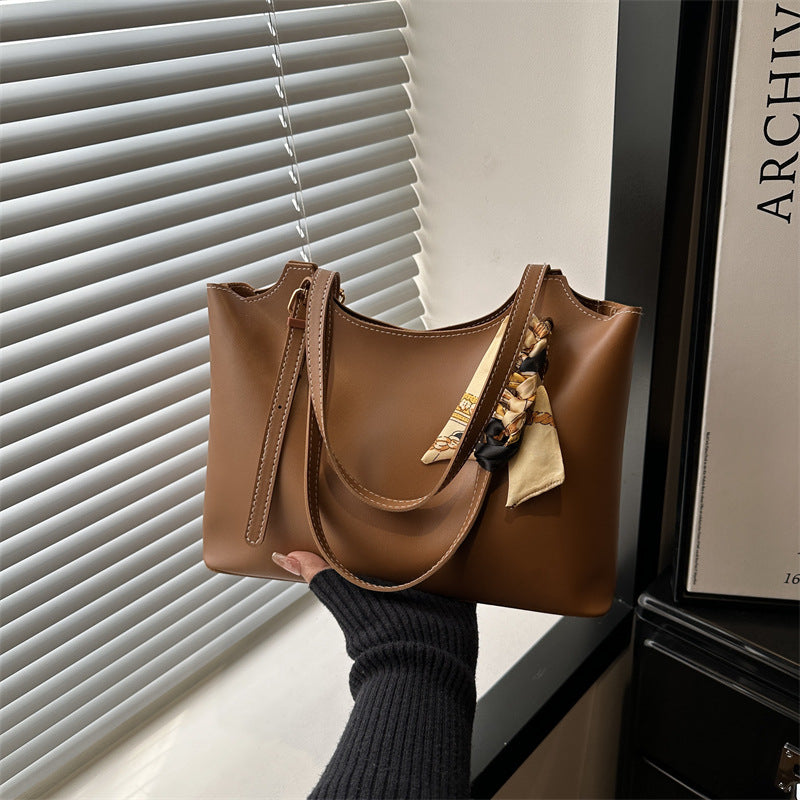 Damen elegante Tote-Bag mit feinem Tragegurt und modischen Accessoires Nord Taschen