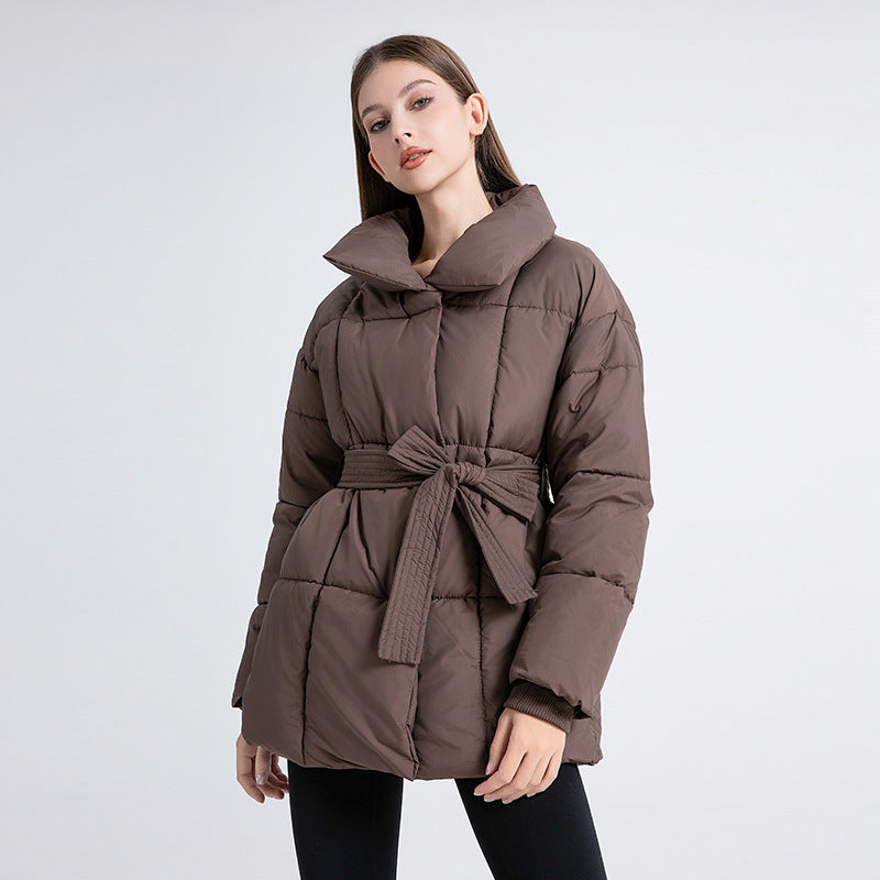 Damen nan kurze wattierte Jacke mit hohem Stehkragen, Taillengürtel und Eingrifftaschen Nord Taschen