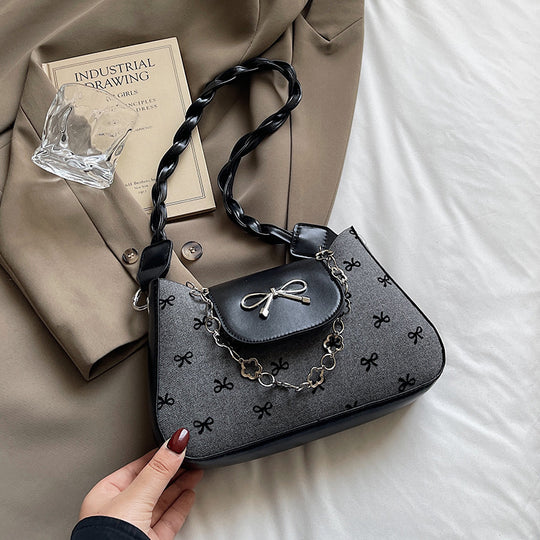 Damen Handtasche mit eleganter Schleifenverzierung und verspielter Kettenapplikation Nord Taschen