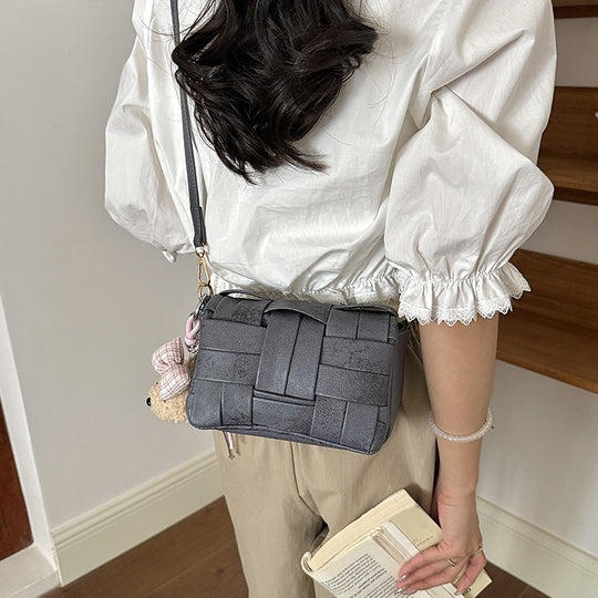 Damen Umhängetasche mit geflochtenem Design und entzückendem Anhänger Nord Taschen