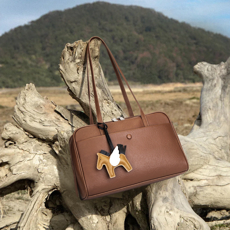 Damen Handtasche im eleganten Design mit verspieltem Anhänger Nord Taschen