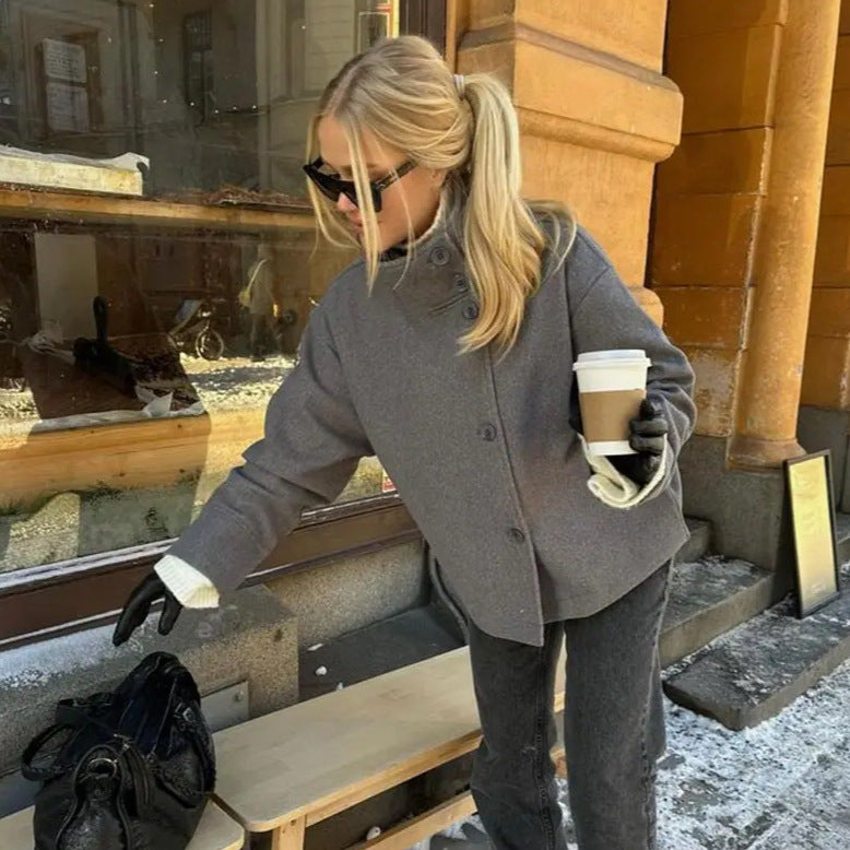 Damen 9800+ kurze boxy‑Wollmix‑Jacke mit hohem Funnelkragen, asymmetrischer Knopfleiste und verstellbaren Manschetten Nord Taschen
