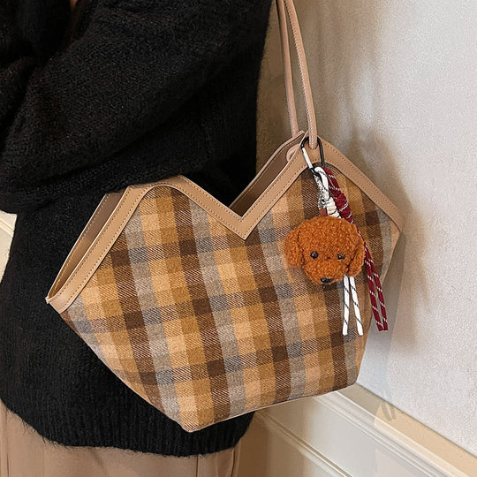 Damen Tragetasche mit lässigem Karo-Design und verspieltem Anhänger Nord Taschen