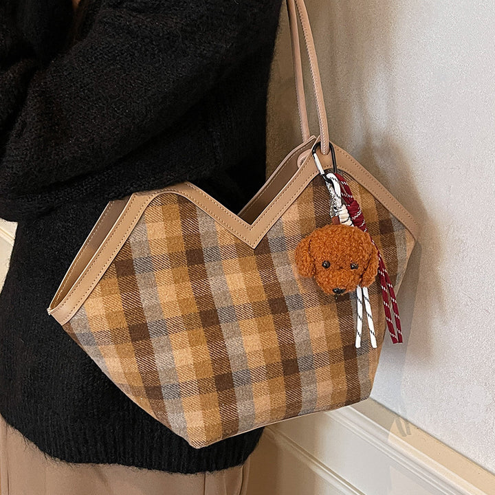 Damen Tragetasche mit lässigem Karo-Design und verspieltem Anhänger Nord Taschen