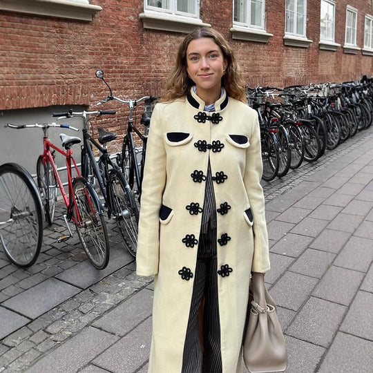 Damen Maxilanger taillierter Wollmix-Mantel mit Stehkragen und dekorativen Froschverschlüssen Nord Taschen