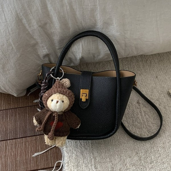 Damen Umhängetasche mit charmantem Kuscheltieranhänger Nord Taschen