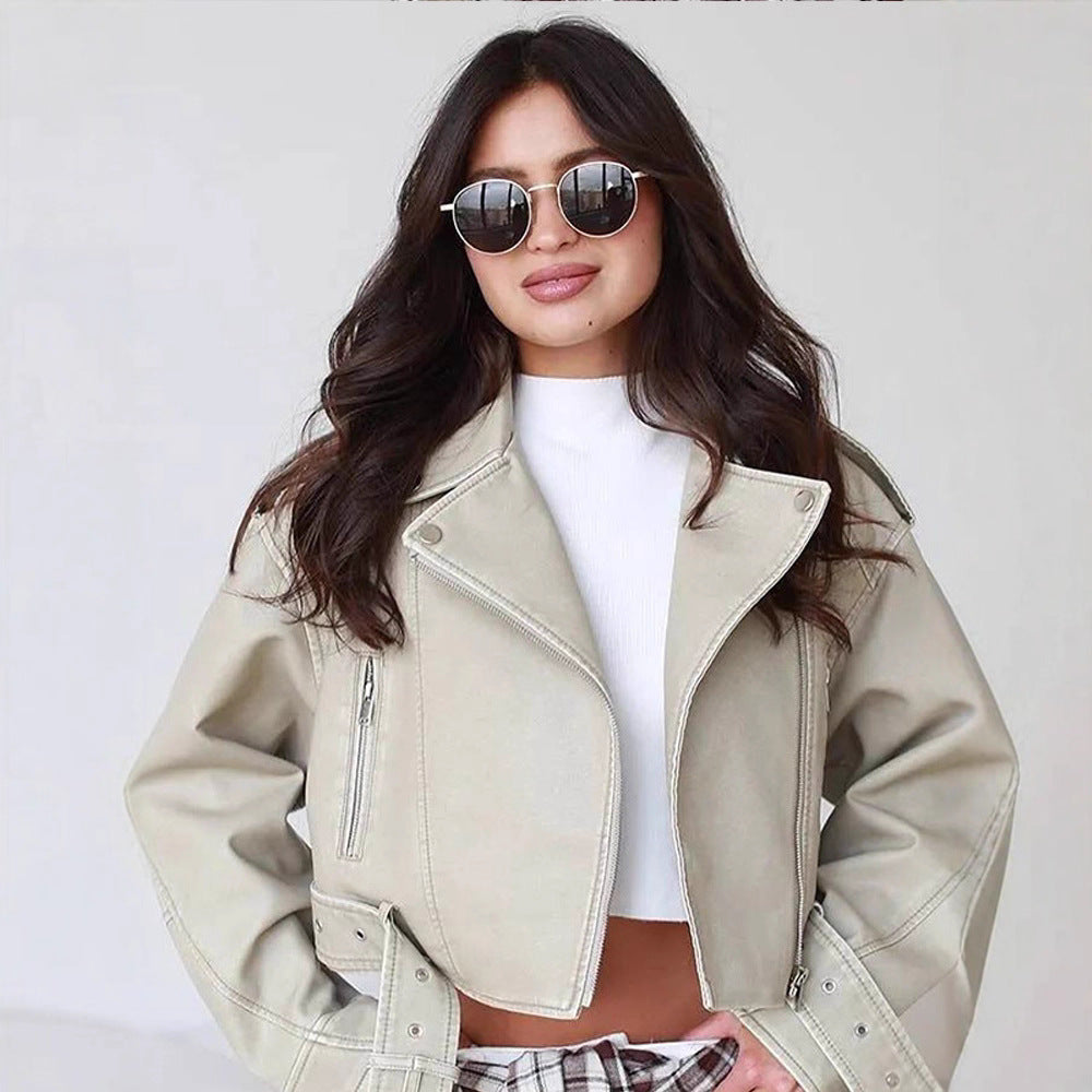 Damen Kurzschnitt Bikerjacke aus veganem Kunstleder mit breitem Taillengürtel und sichtbaren Ziernähten Nord Taschen