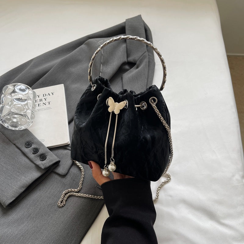 Damen Beuteltasche aus hochwertigen Materialien mit verspieltem Schmetterling Nord Taschen