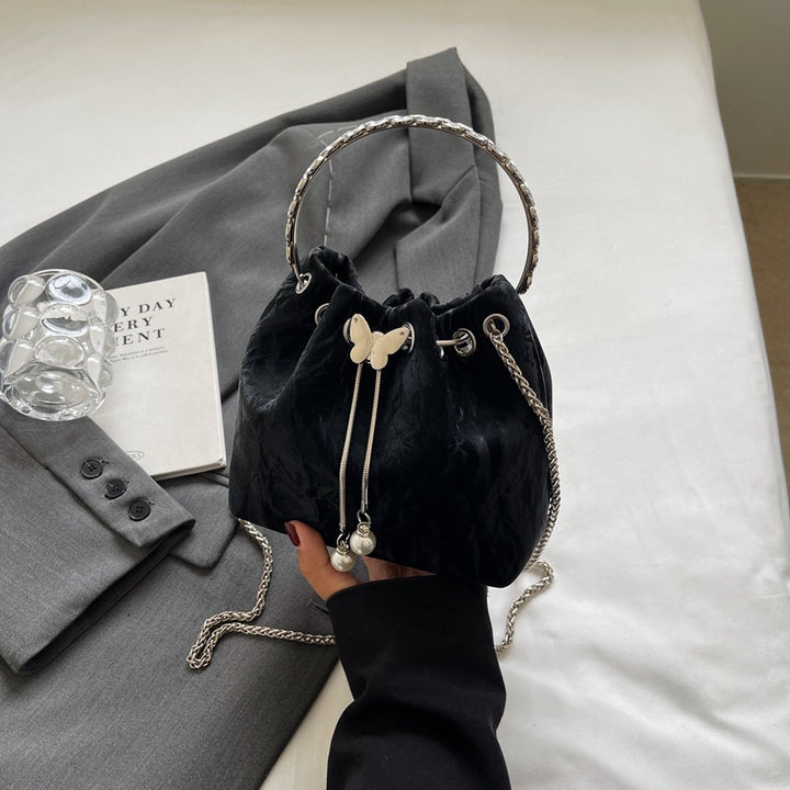 Damen Beuteltasche aus hochwertigen Materialien mit verspieltem Schmetterling Nord Taschen