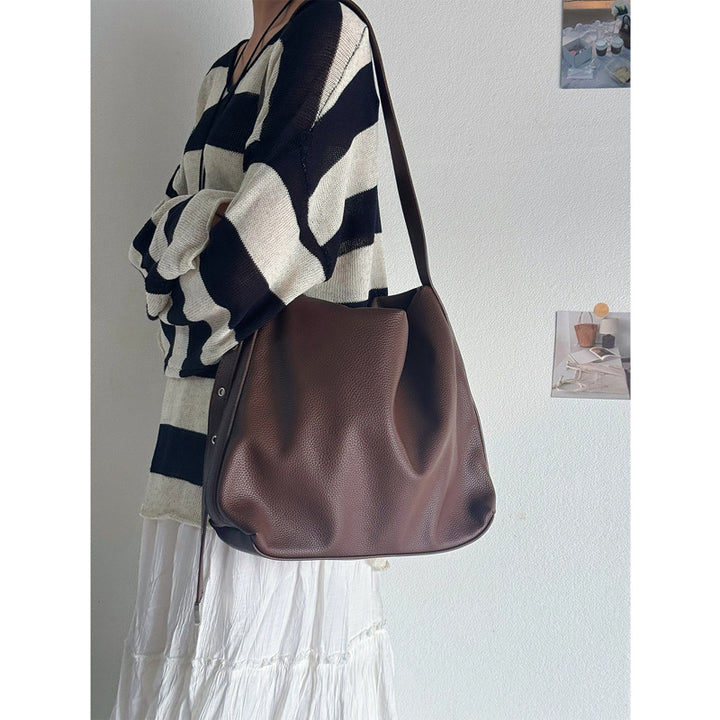 Damen Hobo-Tasche mit elegant geschwungenem Design und robustem Schulterriemen Nord Taschen