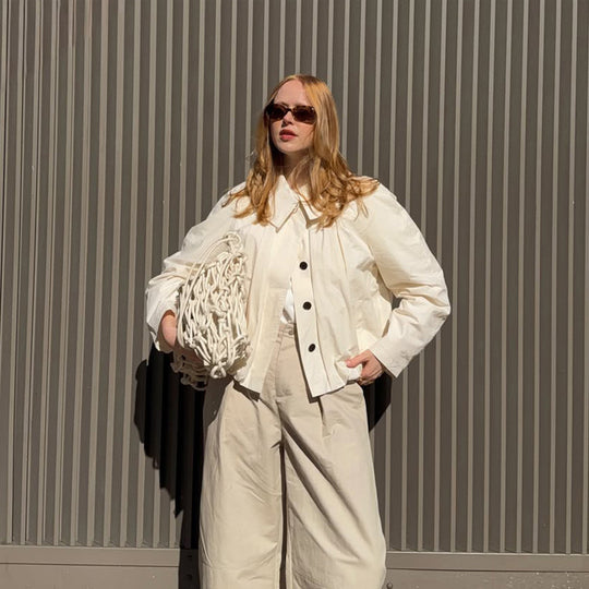Damen Leichte Cropped‑Blusejacke mit kastiger Silhouette, übergroßem Hemdkragen und Ballonärmeln Nord Taschen
