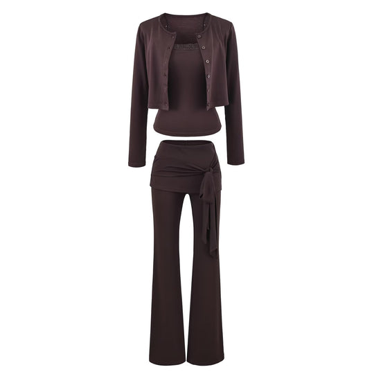 Damen dreiteiliges Lounge-Set mit kurzem Knopfcardigan, Spitzentop und Wickel-Schlaghose Nord Taschen