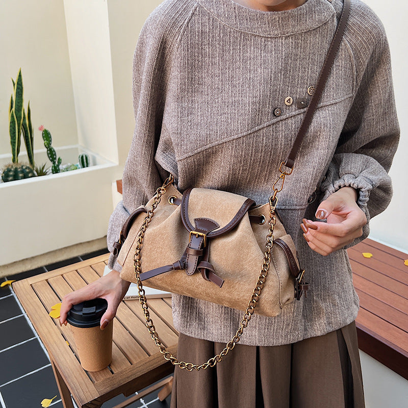 Damen Schultertasche aus hochwertigem Veloursleder mit dekorativen Kettenakzenten Nord Taschen