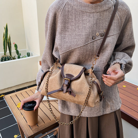 Damen Schultertasche aus hochwertigem Veloursleder mit dekorativen Kettenakzenten Nord Taschen