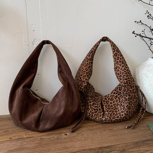 Damen Hobo-Tasche aus weichem Veloursleder mit praktischer Kordelzugöffnung Nord Taschen