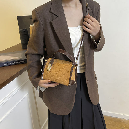 Damen elegante Handtasche mit glänzenden Akzenten und praktischem Reißverschluss Nord Taschen
