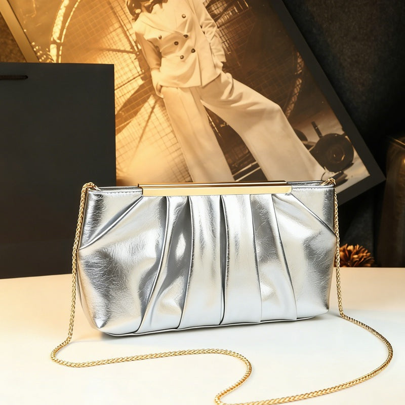Damen Clutch mit elegantem Faltendesign und funkelnden Details Nord Taschen