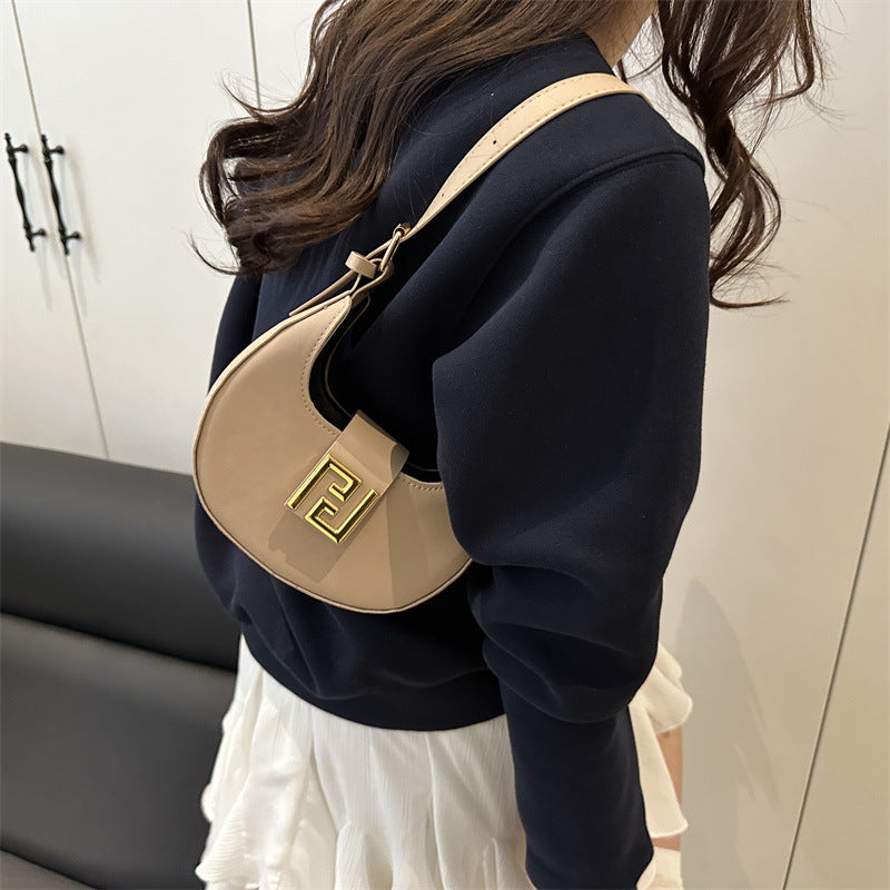 Damen Handtasche mit modernem Design und goldenen Akzenten Nord Taschen