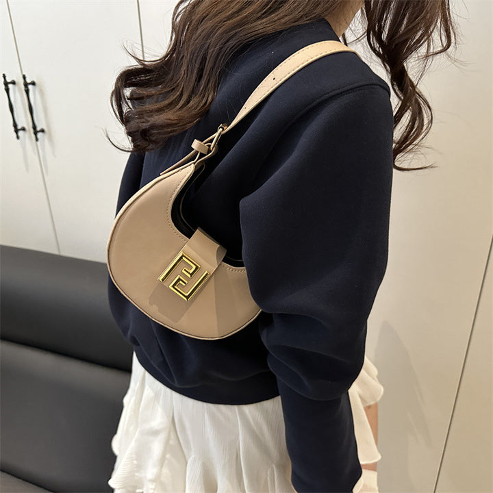 Damen Handtasche mit modernem Design und goldenen Akzenten Nord Taschen