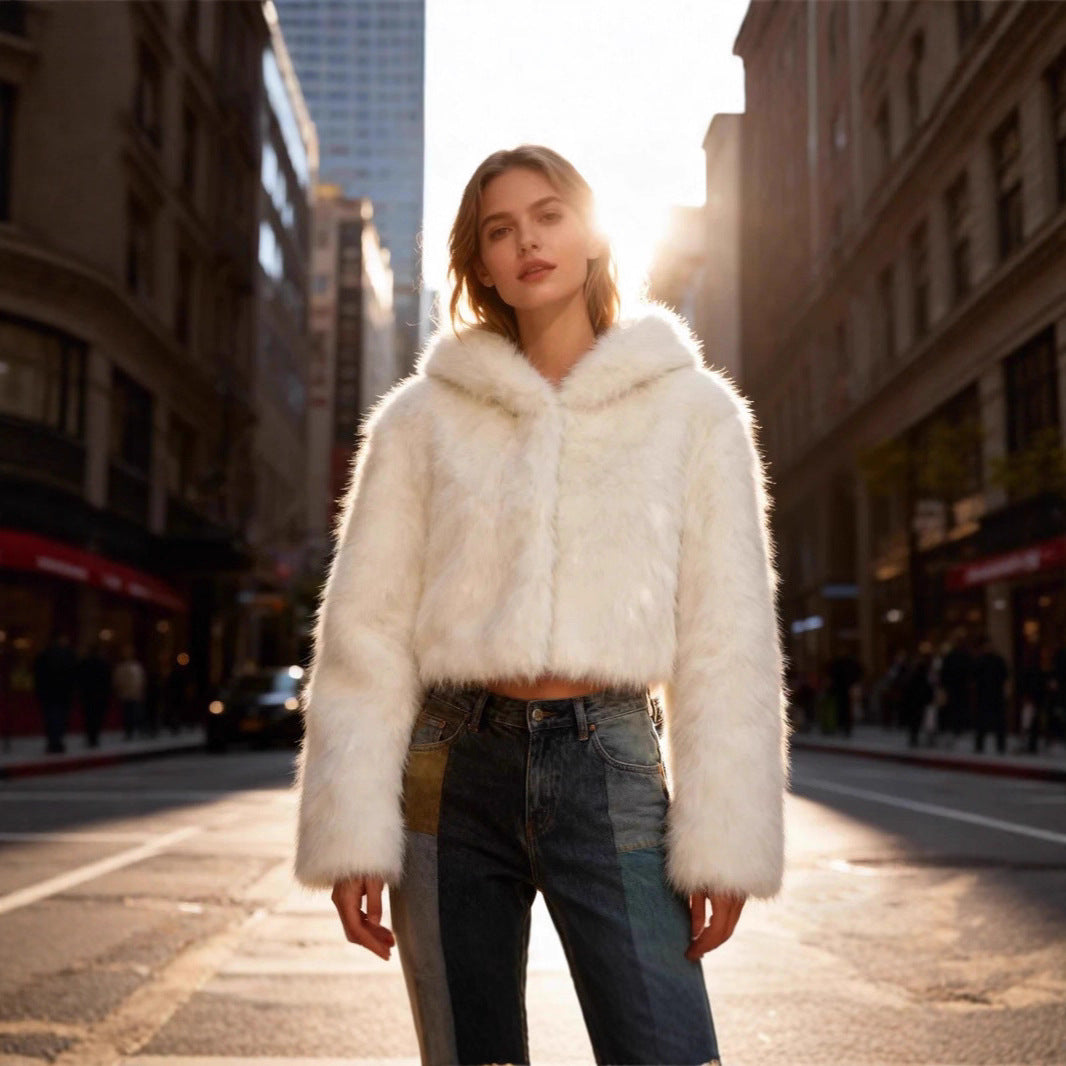 Damen Cropped Kunstpelzjacke mit Kapuze, glatter High‑Pile‑Optik und schmaler Saum Nord Taschen