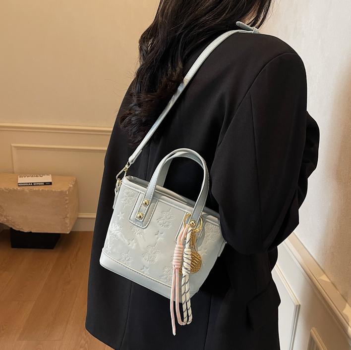 Damen Mini-Tasche im verspielten Design mit dekorativen Anhänger | Nord Taschen