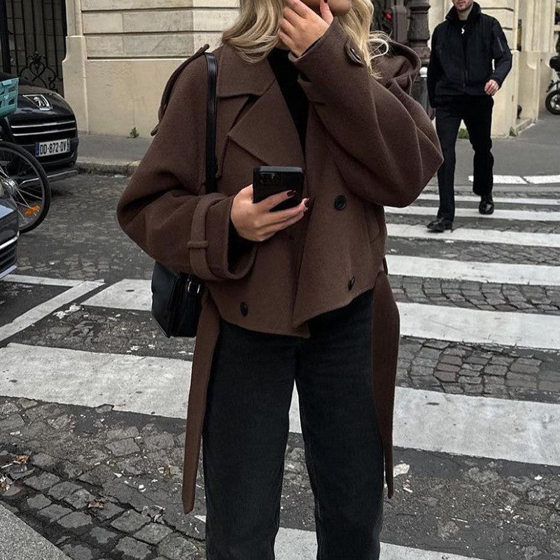 Damen Kurzschnitt Woll-Cabanjacke mit breitem Revers, Bindegürtel und Krempelärmeln Nord Taschen