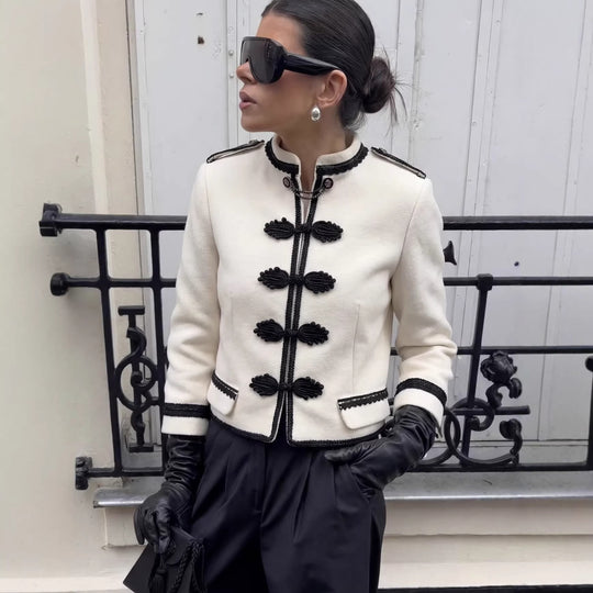 Damen 300+ taillierte Cropped‑Militärblazerjacke mit Stehkragen, Schulterpatten und dekorativen Froschverschlüssen Nord Taschen